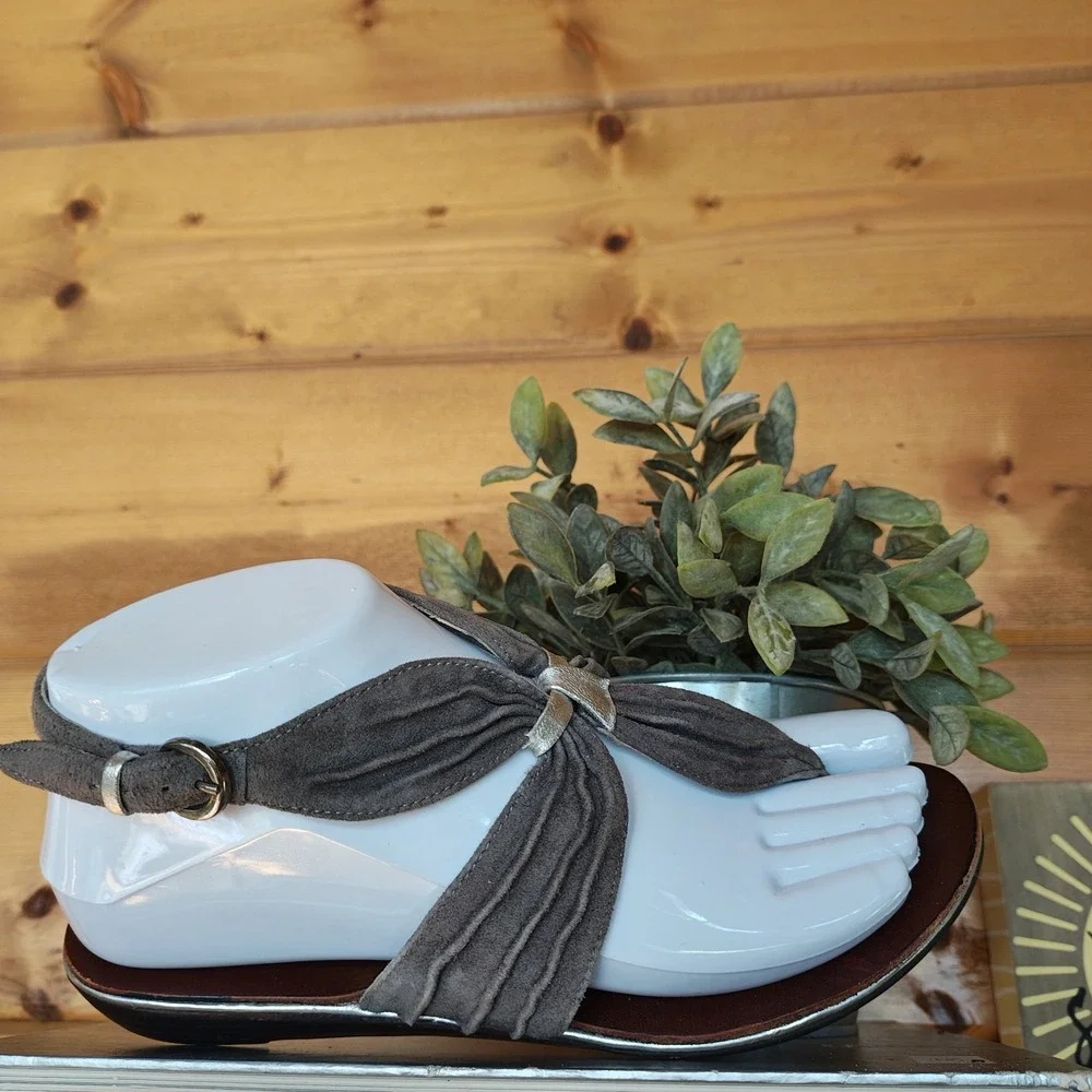 Matiko Pleated Suede Gray Leather Thong Slingback Sandal Boho Flats Comfort Sz 6